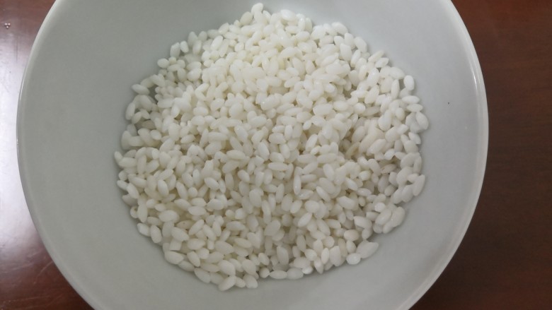 桃胶红糖粥,米,冲洗干净,沥干水份