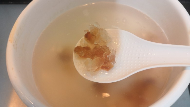 桃胶红糖粥,煮开后,加入桃胶,继续烧煮