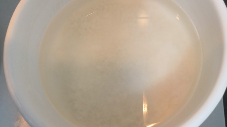 桃胶红糖粥,锅中倒入米,放入水,大火烧煮