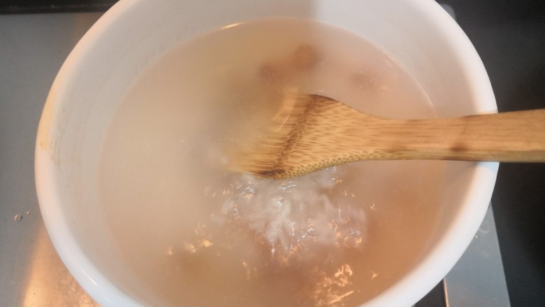 桃胶红糖粥,再次煮开后,搅拌均匀