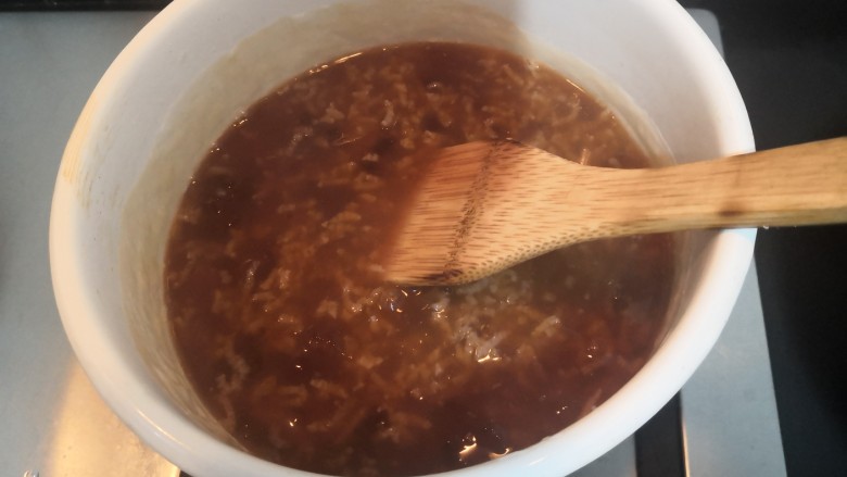 桃胶红糖粥,把红糖搅拌至融化,关火