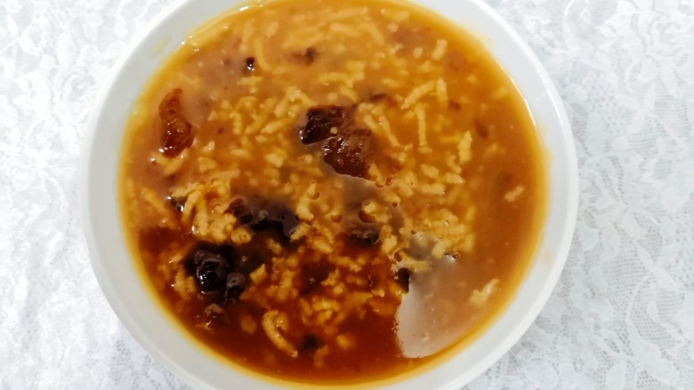 桃胶红糖粥,把煮好的桃胶红糖粥,盛入碗中