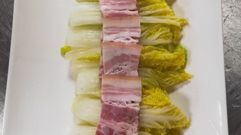 咸肉蒸娃娃菜,最后把焯水好的娃娃菜均匀摆放在盘子上,上面加咸肉,加入味道,即可,上蒸锅里蒸5-8分钟
