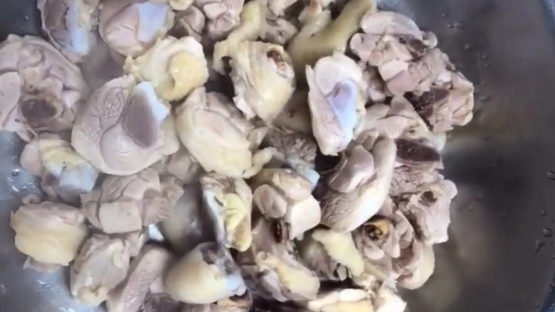 黄焖鸡,捞出冲洗干净
