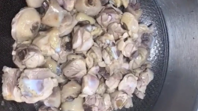 黄焖鸡,锅烧油放入鸡块，炒出多余的水分