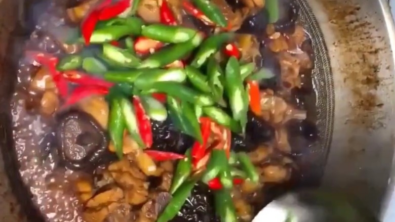 黄焖鸡,最后下入青红尖椒炒出辣味出锅