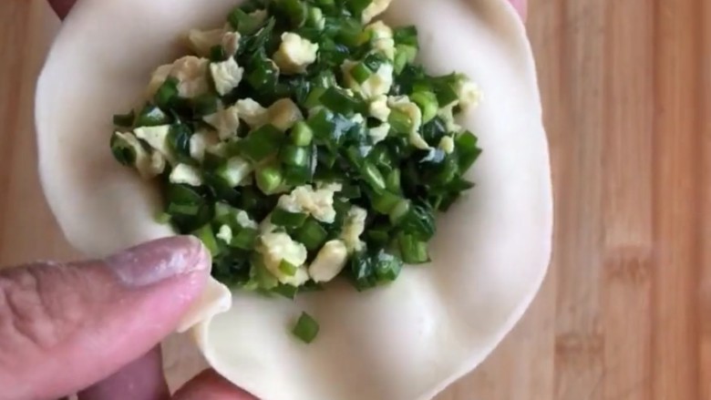 韭菜鸡蛋饼,改成薄饼,放上调好的馅包起来