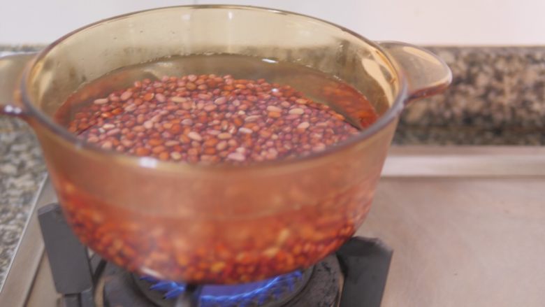 红豆馒头卷,泡好的红豆大火煮开,小火继续熬2小时左右
