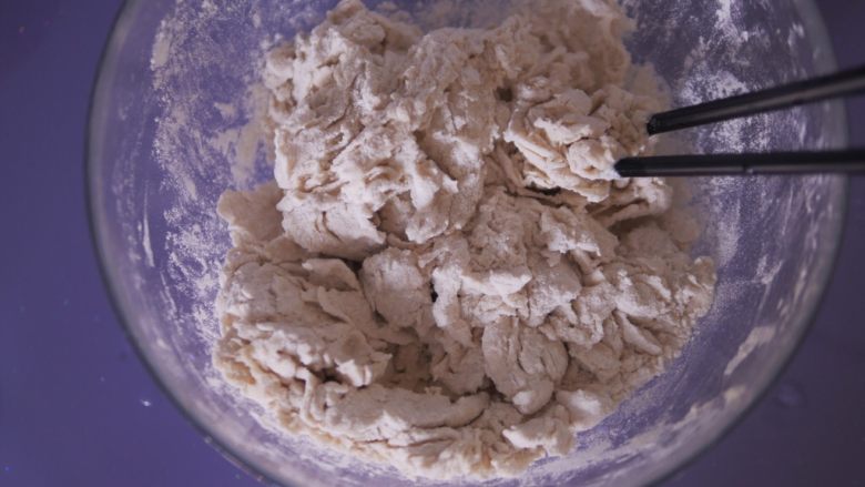红豆馒头卷,将面粉搅拌至棉絮状,揉成团醒发