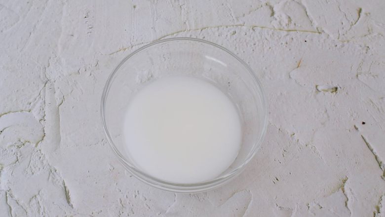 冰花煎饺,取一个碗:加入2勺淀粉和6勺清水搅拌成淀粉水备用,这个用量是根据自己锅大小而定,我的是24CM的锅