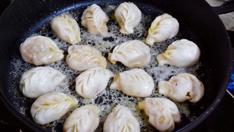 冰花煎饺,小火煮至淀粉水变成冰花即可关火,然后倒扣在盘子即可