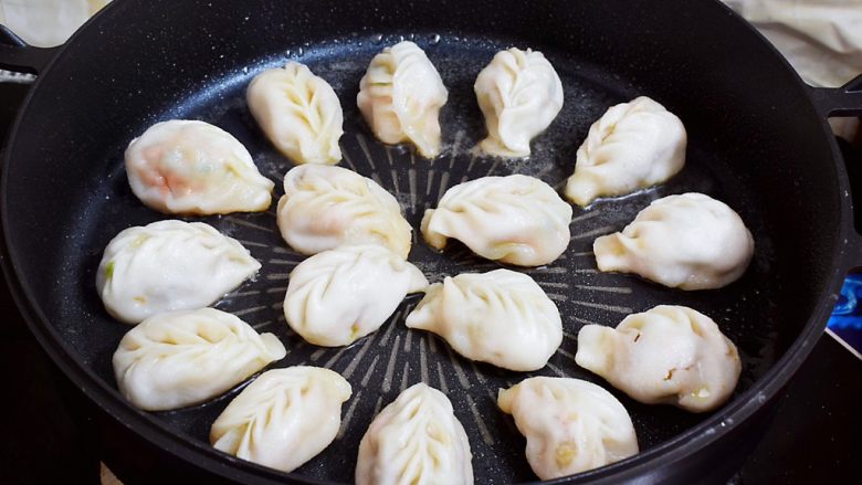 冰花煎饺,煮至水干，饺子变成透明