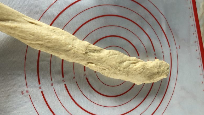 牛奶吐司,用尽力气揉虐面团,或者说面团虐待你。这个过程大概需要半个小时。
摔面,揉面,用手抻拉……
让面团出筋