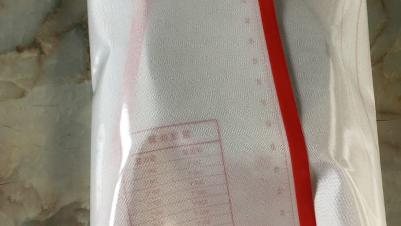 牛奶吐司,顺手盖上揉面垫。垫子很大,这样做可以防止苍蝇蚊子灰尘污染揉面垫。