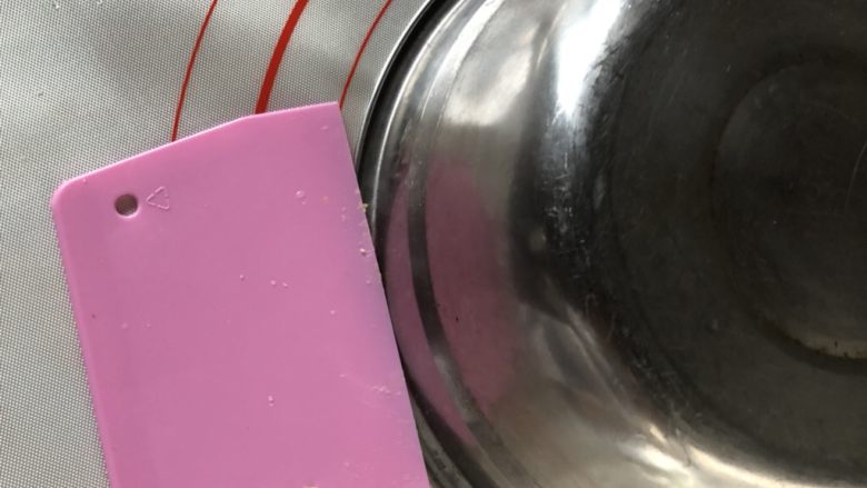 牛奶吐司,盖上保鲜膜发酵至2-2.5倍大。我这里用刚才的揉面盆盖住,效果差不多。