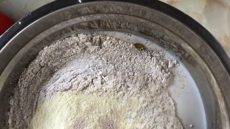 牛奶吐司,混合后用手轻轻抓匀(有厨师机的,用机器揉。)