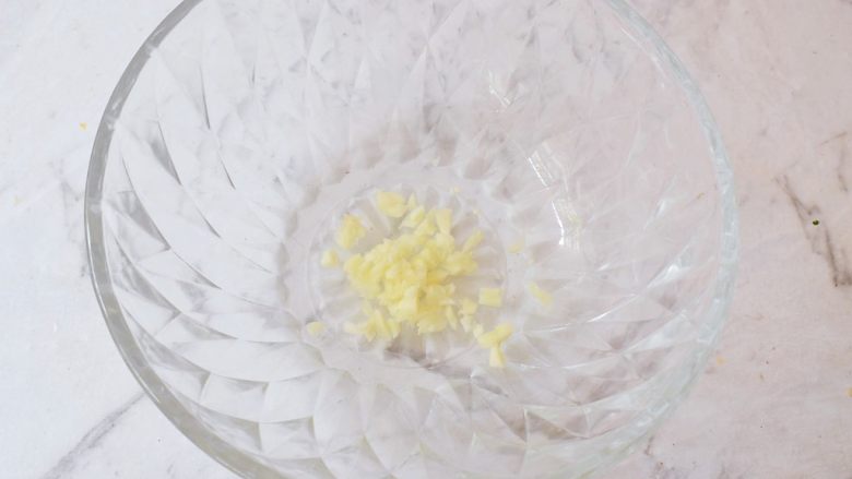 凉拌魔芋丝,取一个大一点的容器,加入蒜末