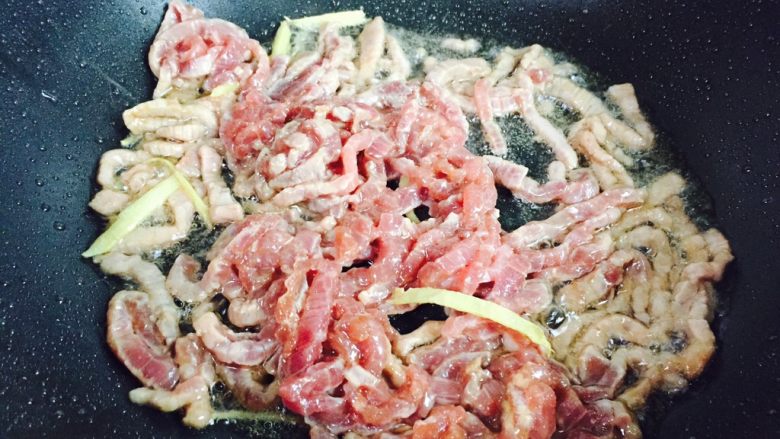 豆芽炒牛肉丝,放入牛肉丝大火翻炒至变色