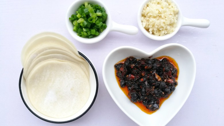 饺子皮辣酱饼,准备好所有食材，<a style='color:red;display:inline-block;' href='/shicai/ 3232'>香葱</a>洗净切断，大蒜切碎末。
