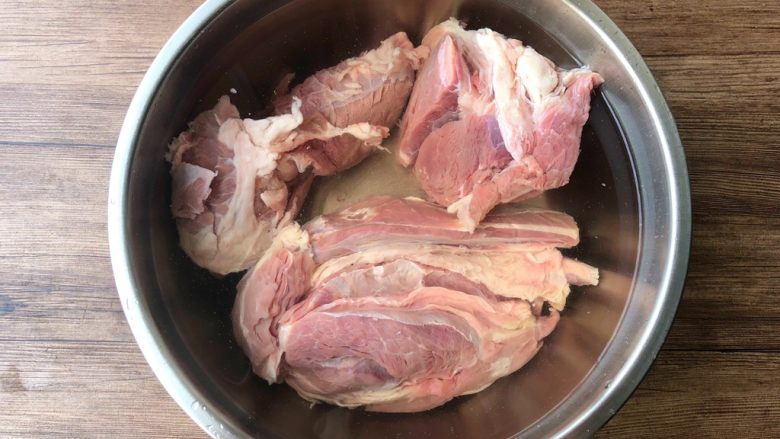 卤牛肉,把牛腩切成大块洗净,放入大碗里,用清水浸泡2个小时,中间换几次水。