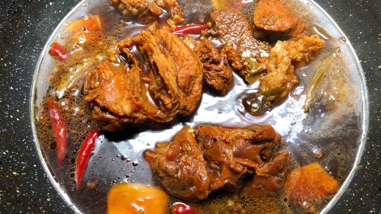 卤牛肉,卤好以后,如果时间允许,可以继续泡在汤汁里,这样更入味。