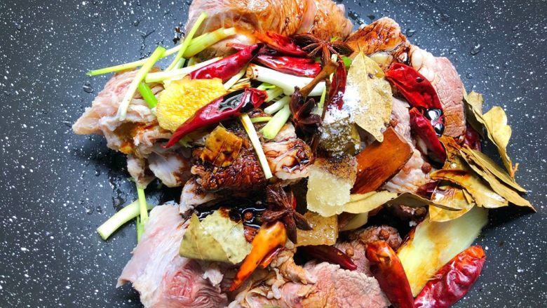 卤牛肉,加入15了冰糖,50克生抽,10克老抽,40克料酒,适量盐。