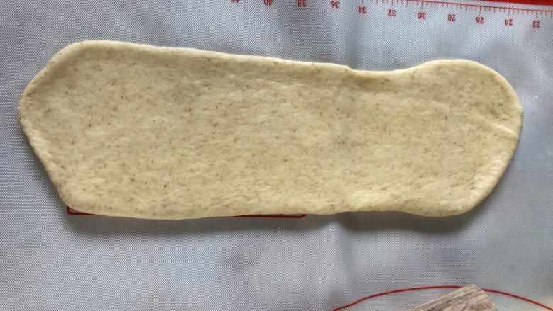 牛奶吐司,再次擀成长舌状,约25-30厘米