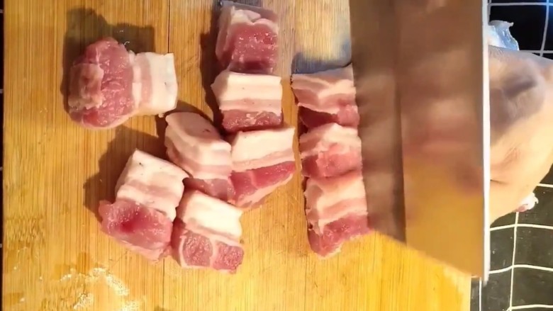红烧肉,准备<a style='color:red;display:inline-block;' href='/shicai/ 428'>五花肉</a>改刀切成长条，再切成块