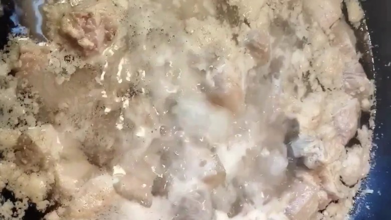 红烧肉,凉水下入锅中加<a style='color:red;display:inline-block;' href='/shicai/ 718'>料酒</a>开锅煮出血沫