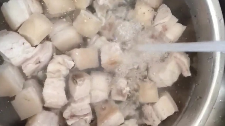 红烧肉,捞出冲洗干净控水