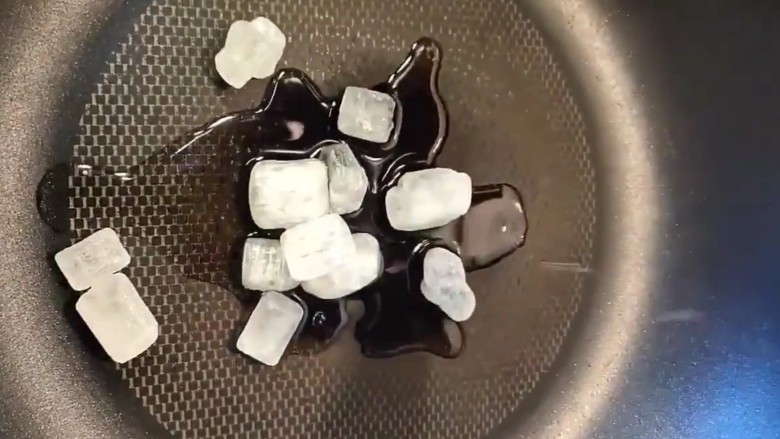 红烧肉,锅放油下入<a style='color:red;display:inline-block;' href='/shicai/ 866'>冰糖</a>小火慢炒