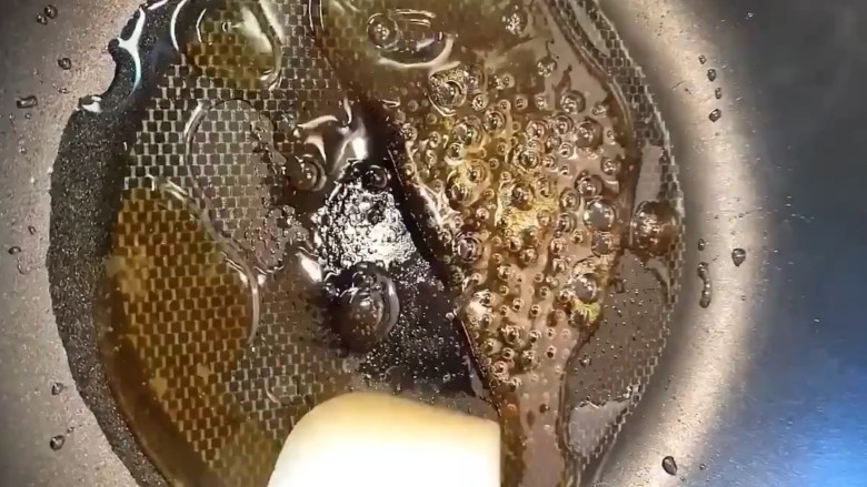 红烧肉,炒至枣红色