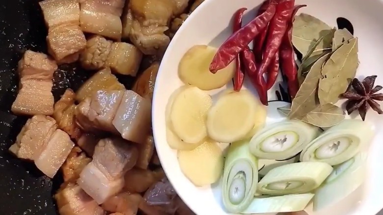 红烧肉,下入五花肉翻炒均匀，加葱姜，<a style='color:red;display:inline-block;' href='/shicai/ 86474'>干辣椒</a>，<a style='color:red;display:inline-block;' href='/shicai/ 695'>八角</a>，<a style='color:red;display:inline-block;' href='/shicai/ 741'>香叶</a>炒出料香味