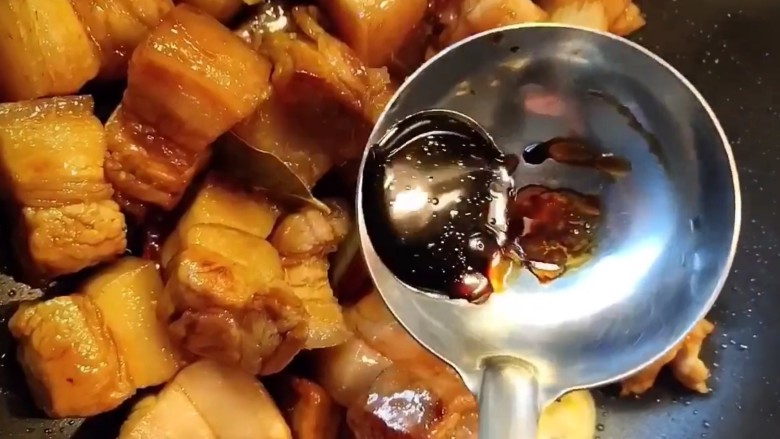 红烧肉,加耗油，<a style='color:red;display:inline-block;' href='/shicai/ 692'>酱油</a>，<a style='color:red;display:inline-block;' href='/shicai/ 762'>老抽</a>炒香炒上色