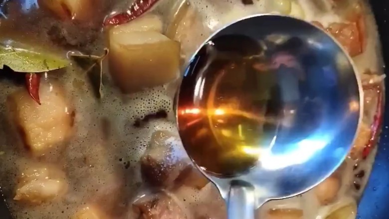 红烧肉,加入适量的水没过五花肉，加盐，<a style='color:red;display:inline-block;' href='/shicai/ 756'>鸡精</a>，料酒