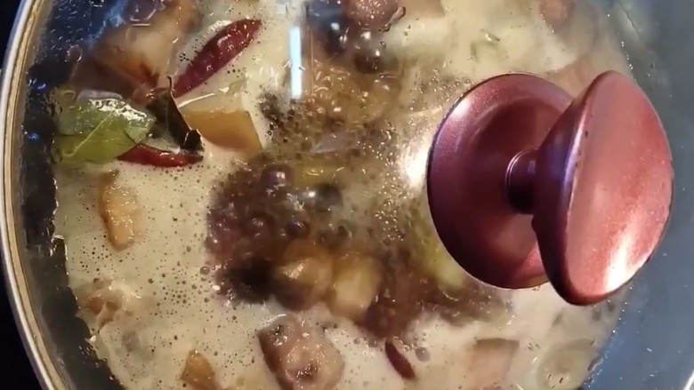 红烧肉,盖上盖子焖五十分钟