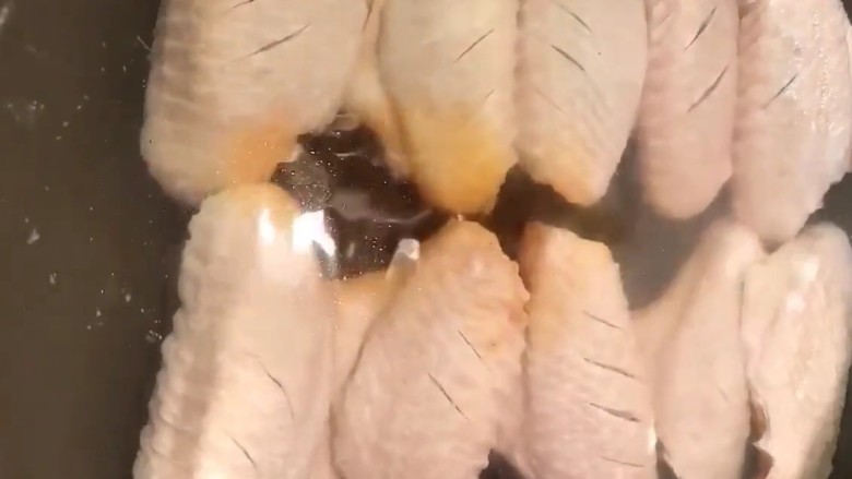 可乐鸡翅,凉水下锅加入料酒开锅煮出血沫
