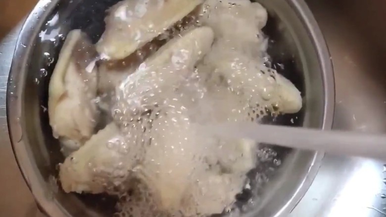 可乐鸡翅,捞出冲洗干净控水