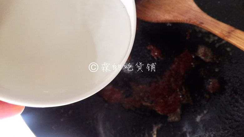 茄汁金银豆腐,再倒入小半碗<a style='color:red;display:inline-block;' href='/shicai/ 156925'>水</a>，搅匀。