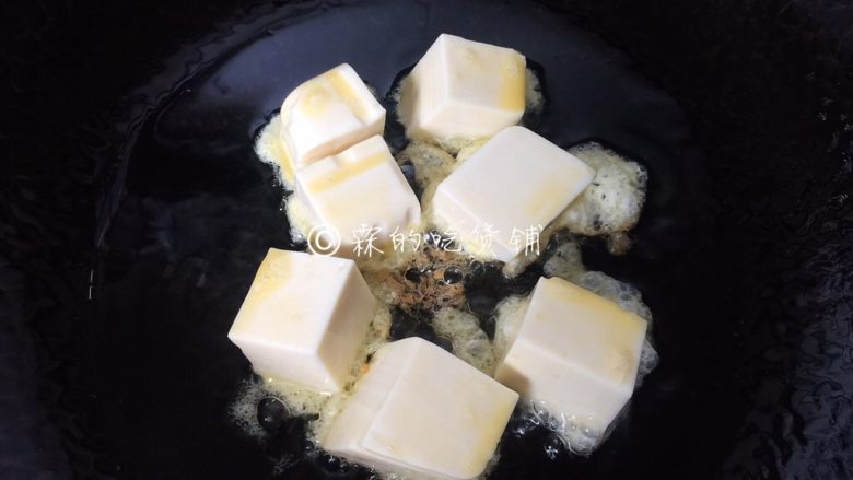 茄汁金银豆腐,锅里放油,把裹上蛋液的豆腐放进去煎。