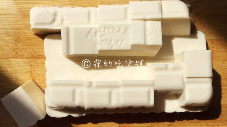 茄汁金银豆腐,然后把豆腐切块,不要切太小。