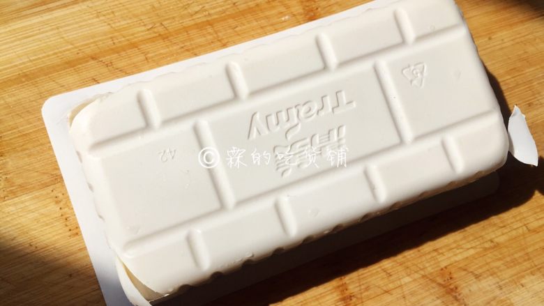 茄汁金银豆腐,豆腐要想倒出来完整,记得把豆腐盒的角削掉一点点,让空气流通进去,再把盒轻轻拿掉。