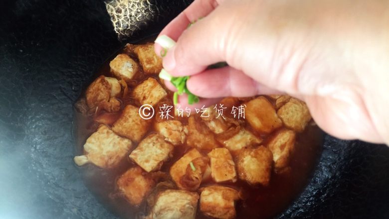 茄汁金银豆腐,最后放入豆腐块,稍微炖上一分钟左右,让它入入味,出锅前撒上些许小葱。