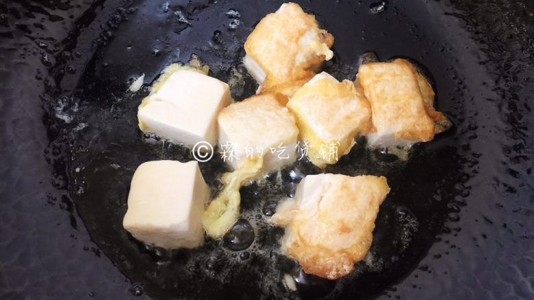 茄汁金银豆腐,一面煎至金黄后翻面,二面都变金黄色捞出。