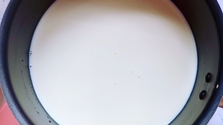 焦糖双色咖啡奶冻,过筛一遍淡奶油和牛奶的混合液体,晾凉片刻。