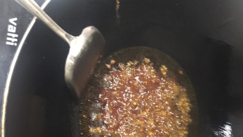 鲜椒红烧兔,起锅,热锅冷油下两大勺豆瓣酱和干花椒炒香,炒香后放入香料、干辣椒、鲜花椒