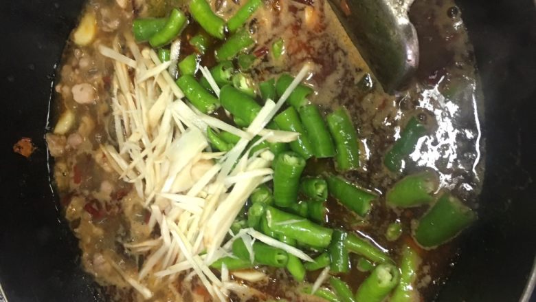 鲜椒红烧兔,煮熟兔肉后调味放入适量酱油,小勺白糖,花椒油,放入切好的子姜和线椒,继续炖煮5分钟