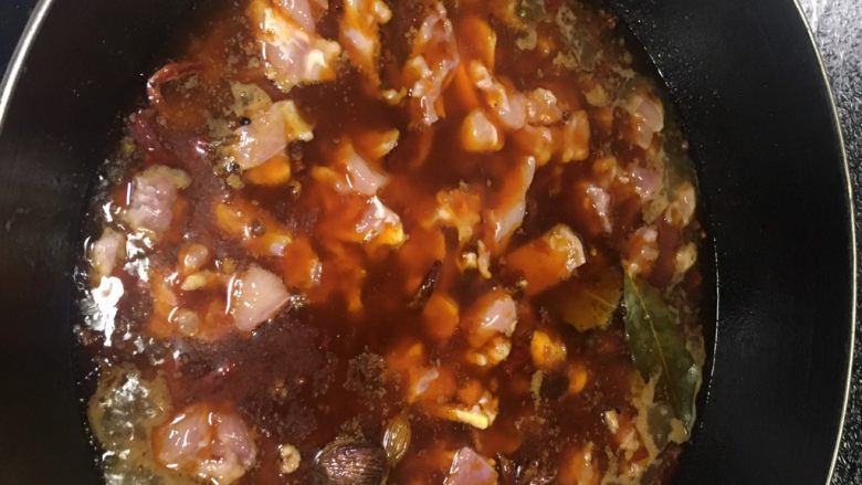 鲜椒红烧兔,料头炒香后倒入一瓶啤酒和适量水(大概刚好淹过<a style='color:red;display:inline-block;' href='/shicai/ 283'>兔肉</a>),水烧开后倒入腌好的兔丁