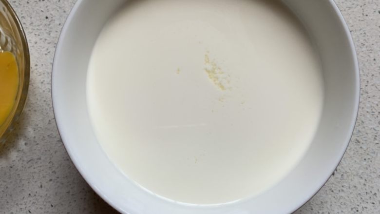 奶香焦糖布丁,微波炉加热1分钟,也可以奶锅加热,但要冷却到不烫手
