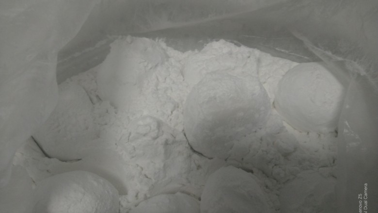 芝麻汤圆,包入馅料,放入装有生糯米粉的袋子中摇一摇。